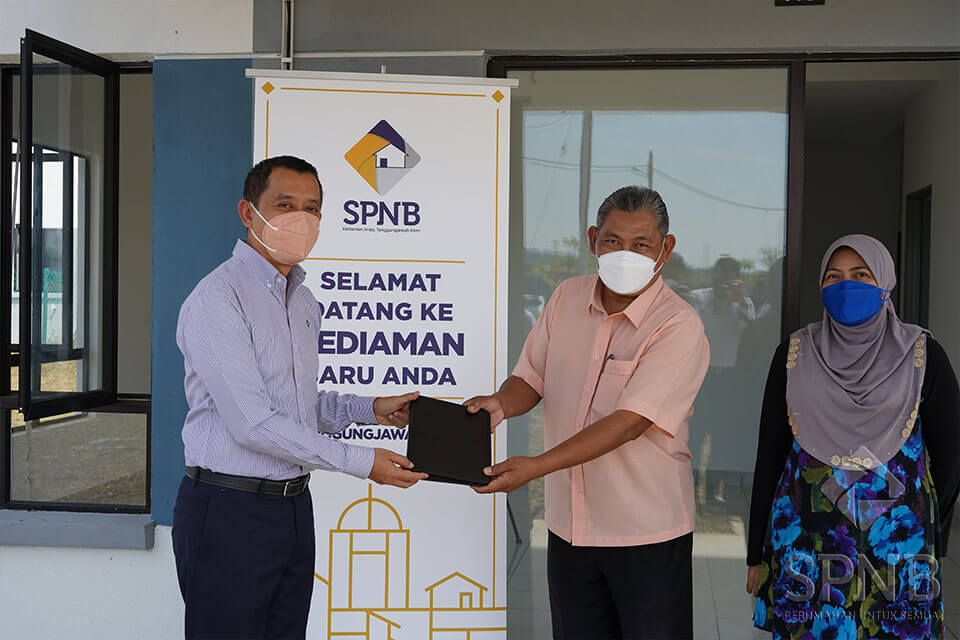 Image Penyerahan Kunci Kediaman SPNB Projek Perumahan Makmur